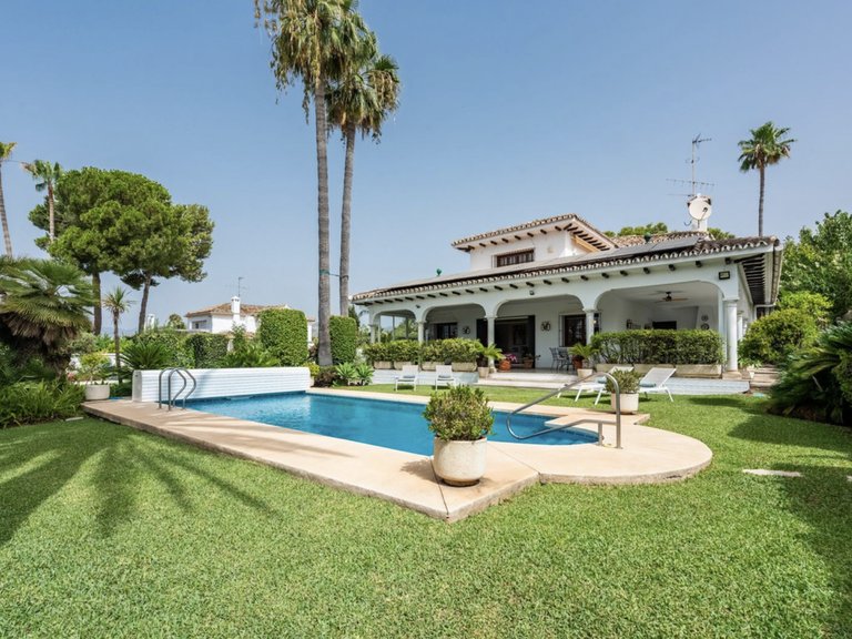 Elegante Andalusische Villa auf einem privaten Grundstück von über 2.000 m² im Herzen von San Pedro 3
