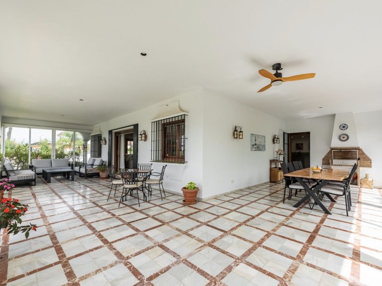 Elegante Andalusische Villa auf einem privaten Grundstück von über 2.000 m² im Herzen von San Pedro 10