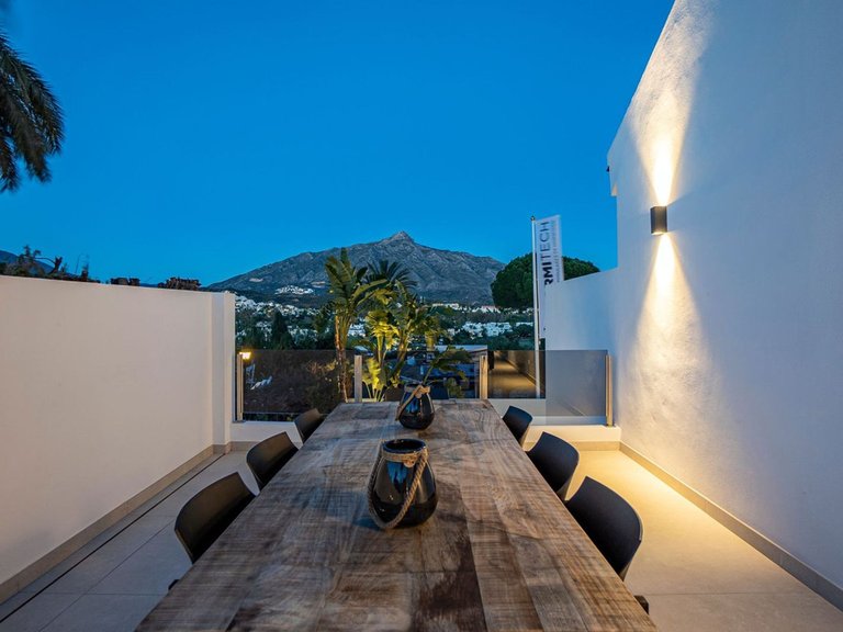 Villa for Sale in Marbella, Malaga, Nueva Andalucia 3