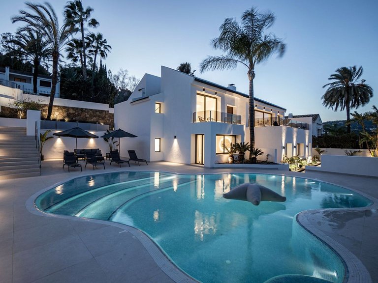 Villa for Sale in Marbella, Malaga, Nueva Andalucia 1
