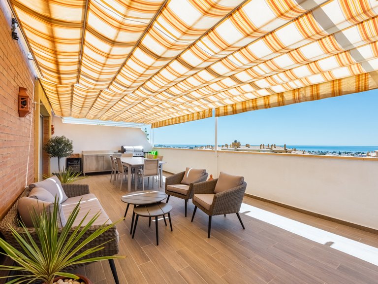 Penthouse with panoramic sea views for sale. 5