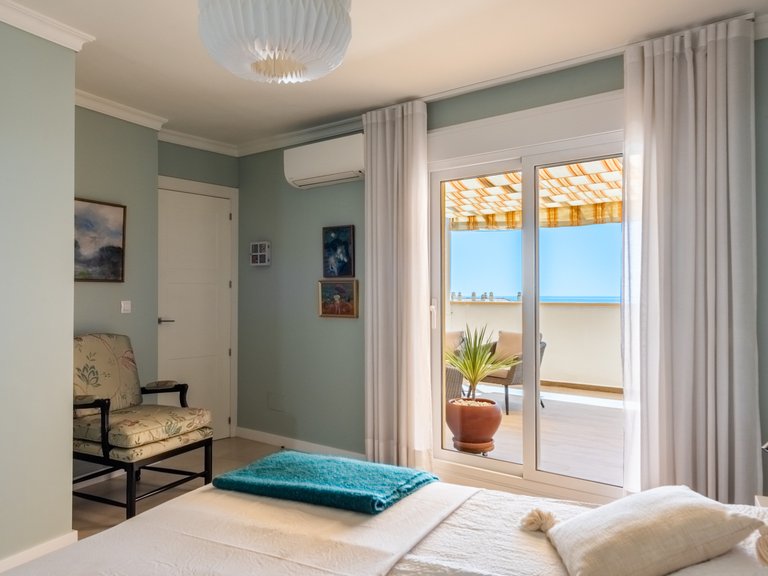 Penthouse with panoramic sea views for sale. 20