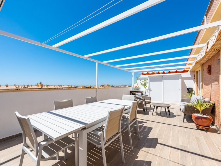 Penthouse with panoramic sea views for sale. 11