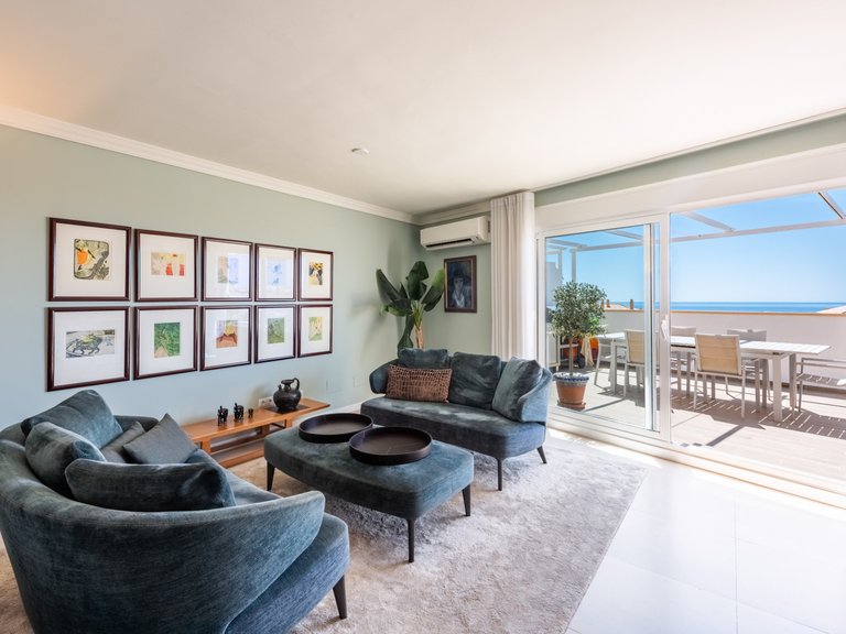 Penthouse with panoramic sea views for sale. 12