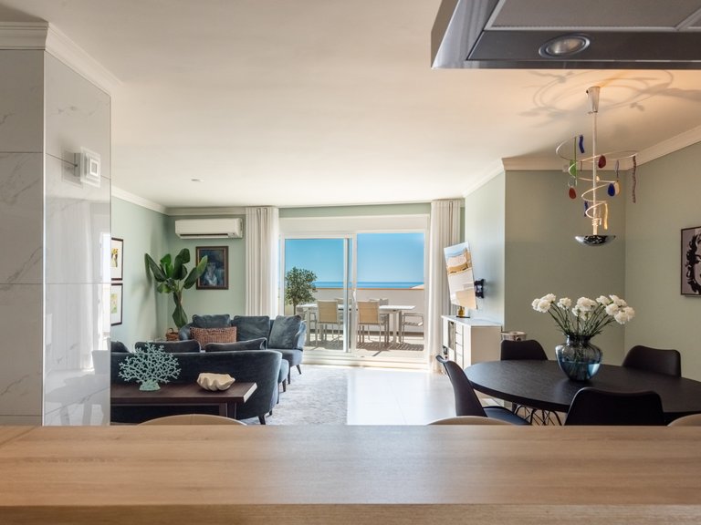 Penthouse with panoramic sea views for sale. 9