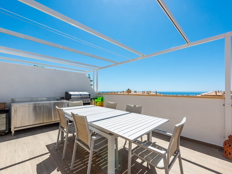 Penthouse with panoramic sea views for sale. 4
