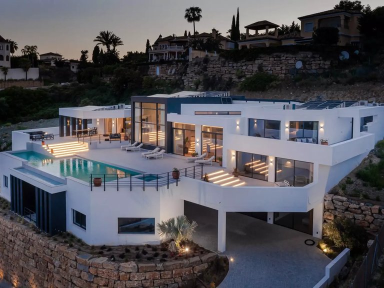 Villa for Sale in Benahavis, Malaga, Paraiso Alto 1