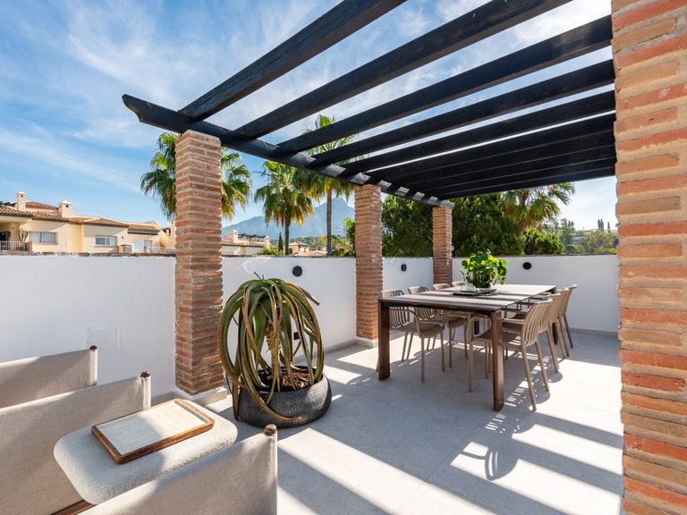 Nyrenoverad takvåning i Nueva Andalucia 24
