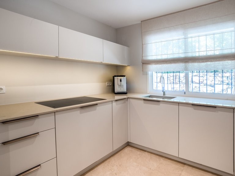 Apartment for Sale in Marbella, Malaga, Marbella Golden Mile 13