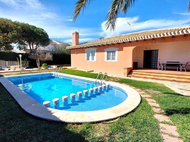 Villa for sale in Orihuela Costa, Alicante 1