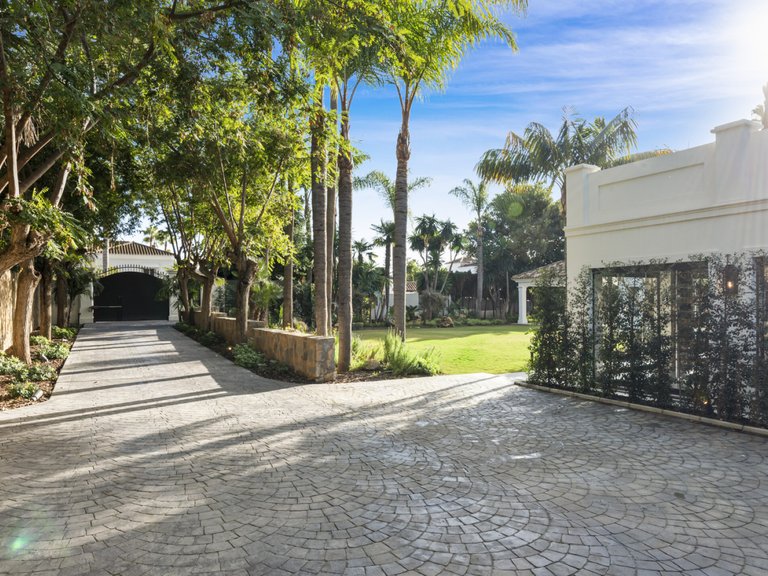 Villa for Sale in Marbella, Malaga, Nueva Andalucia 3