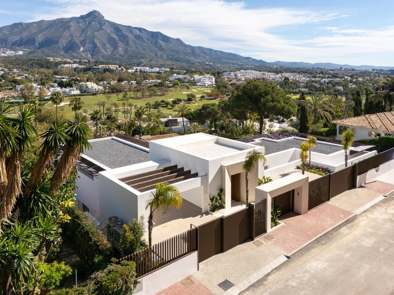 Villa for Sale in Marbella, Malaga, Nueva Andalucia 42