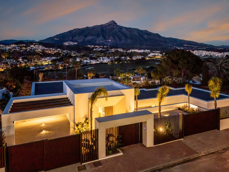 Villa for Sale in Marbella, Malaga, Nueva Andalucia 43