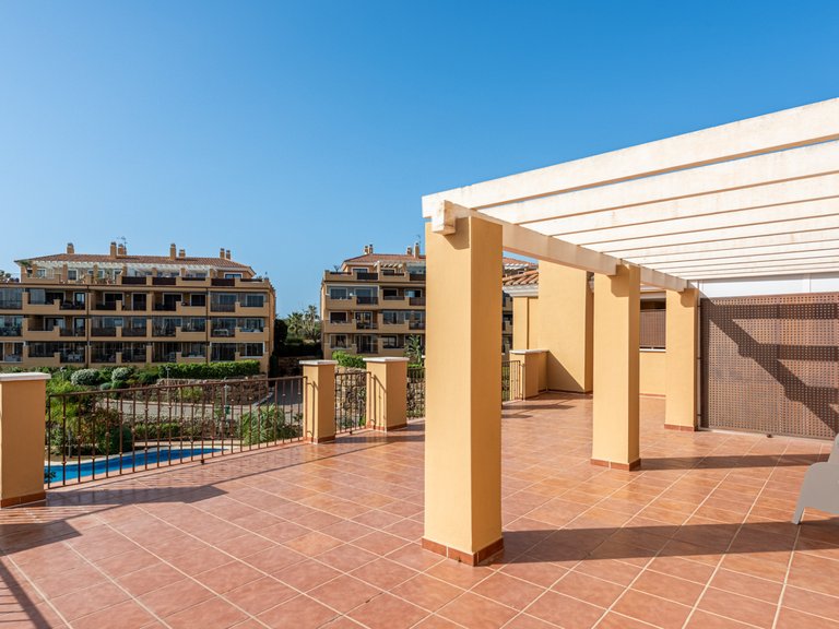 Elegant penthouse med stor terrass och panoramautsikt över golfbanan i Urb. Hercesa Calanova Golf 13