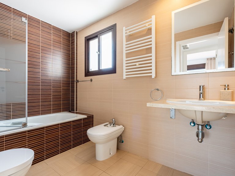 Elegant penthouse med stor terrass och panoramautsikt över golfbanan i Urb. Hercesa Calanova Golf 18