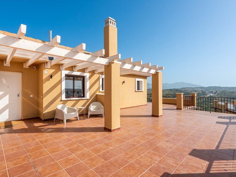 Elegant penthouse med stor terrass och panoramautsikt över golfbanan i Urb. Hercesa Calanova Golf 9