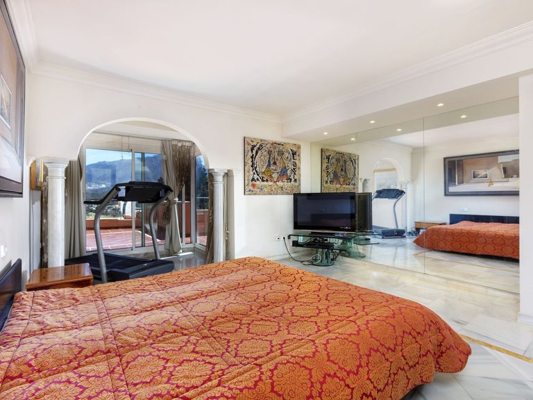 Apartment for Sale in Marbella, Malaga, Nueva Andalucia 18