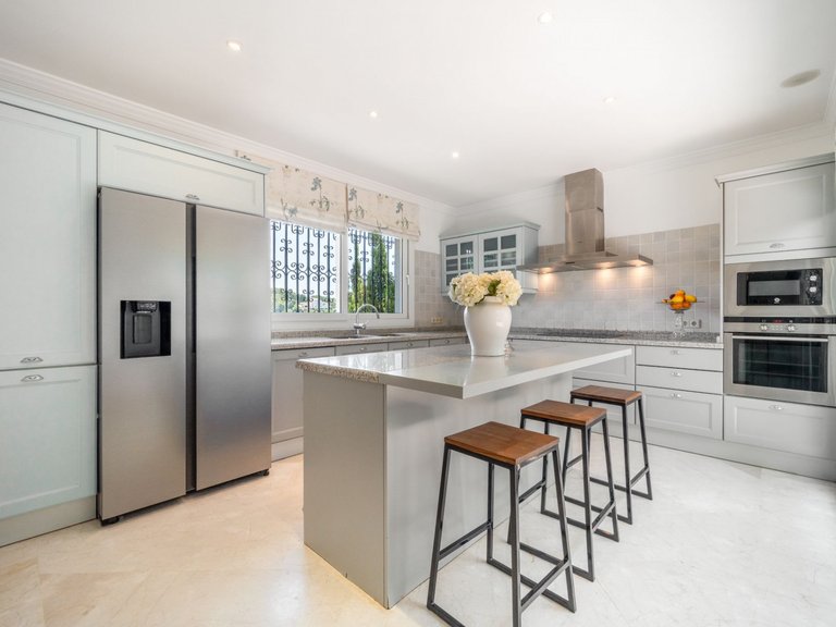 Villa for Sale in Marbella, Malaga, Nueva Andalucia 24