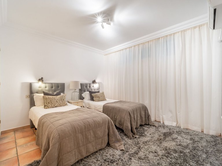 Villa for Sale in Marbella, Malaga, Nueva Andalucia 14