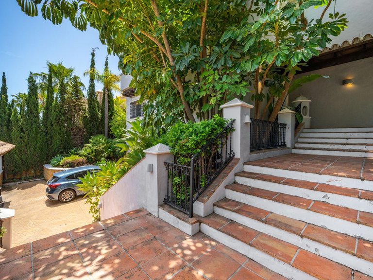 Villa for Sale in Marbella, Malaga, Nueva Andalucia 25