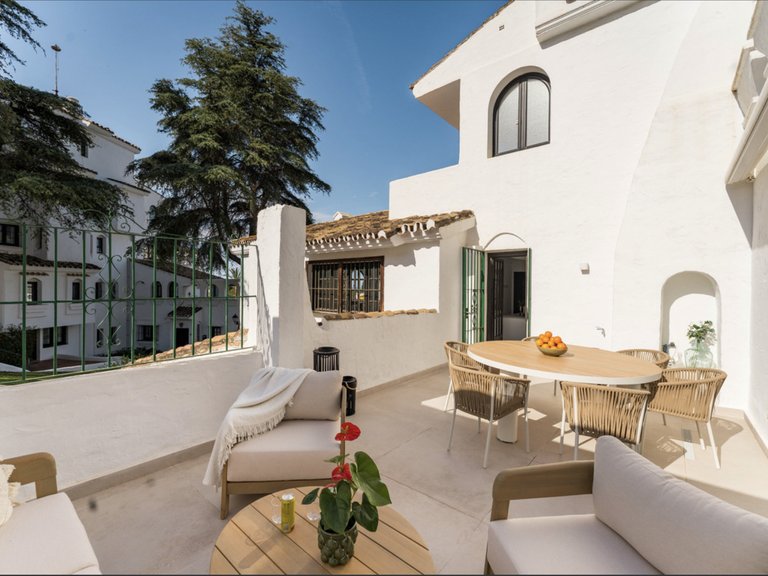 Apartment for Sale in Marbella, Malaga, Nueva Andalucia 3
