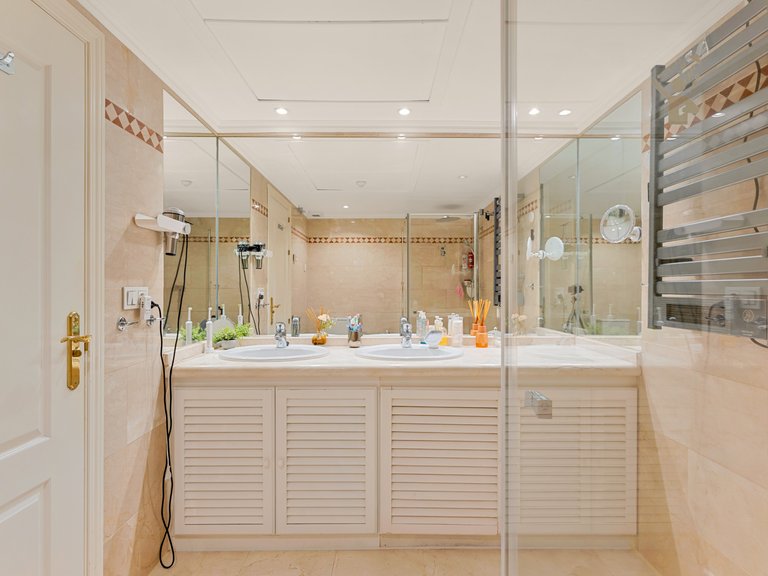 Apartment for Sale in Marbella, Malaga, Nueva Andalucia 19