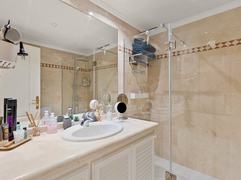 Apartment for Sale in Marbella, Malaga, Nueva Andalucia 18