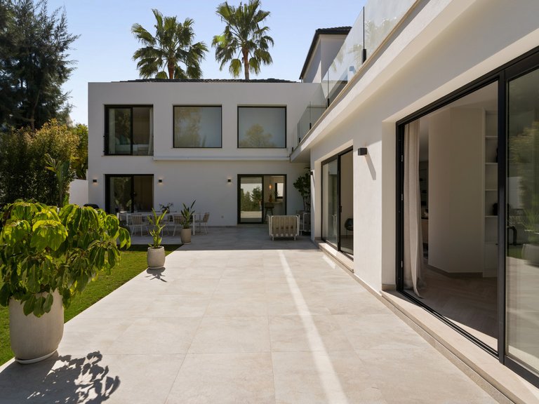 Villa for Sale in Marbella, Malaga, Nueva Andalucia 18
