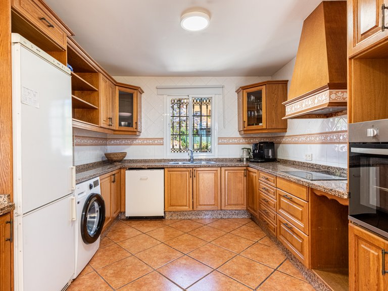 Exklusive Villa in Estepona – Meer- und Bergblick in fußläufiger Entfernung zur Altstadt und zum Strand. 9
