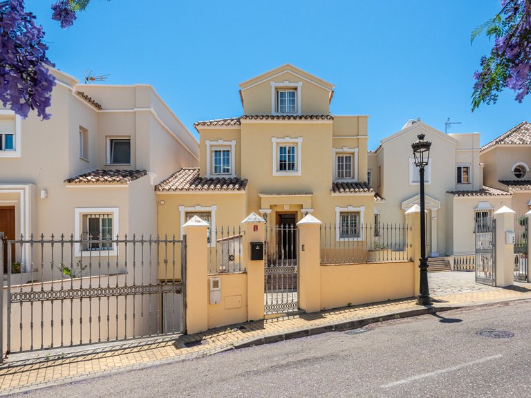 Exklusive Villa in Estepona – Meer- und Bergblick in fußläufiger Entfernung zur Altstadt und zum Strand. 2