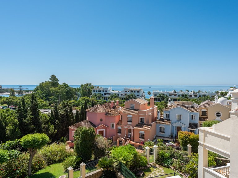 Exklusive Villa in Estepona – Meer- und Bergblick in fußläufiger Entfernung zur Altstadt und zum Strand. 1