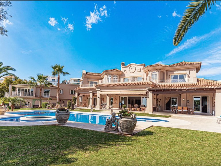 BEEINDRUCKENDE VILLA ZUM VERKAUF IN NUEVA ANDALUCIA 1