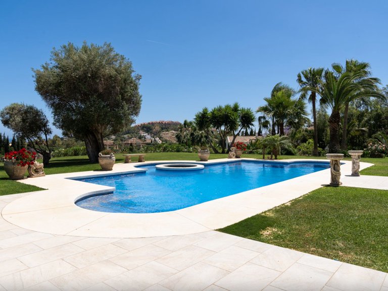 BEEINDRUCKENDE VILLA ZUM VERKAUF IN NUEVA ANDALUCIA 16