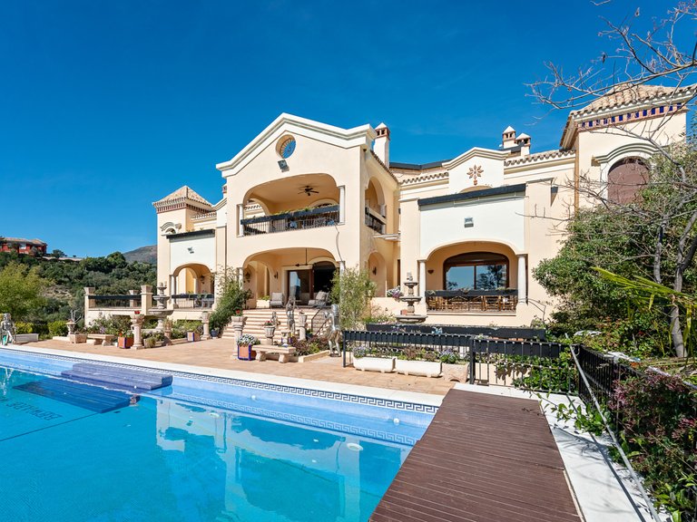 IMPRESSIVE MANSION FOR SALE IN LA ZAGALETA 9