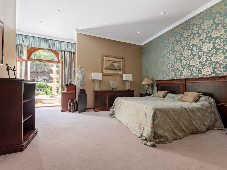 IMPRESSIVE MANSION FOR SALE IN LA ZAGALETA 5