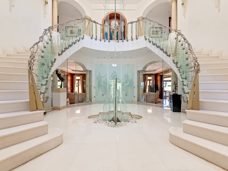 IMPRESSIVE MANSION FOR SALE IN LA ZAGALETA 3