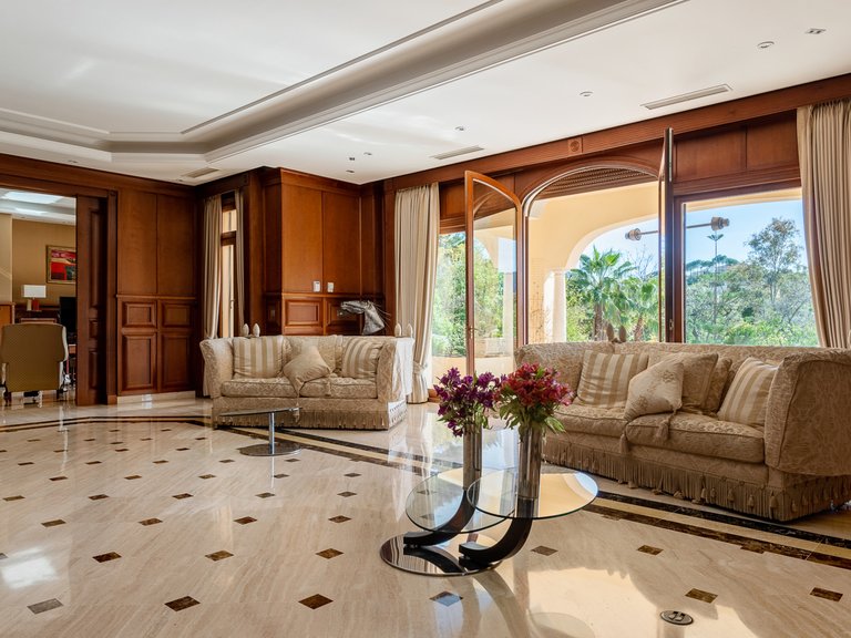 IMPRESSIVE MANSION FOR SALE IN LA ZAGALETA 17