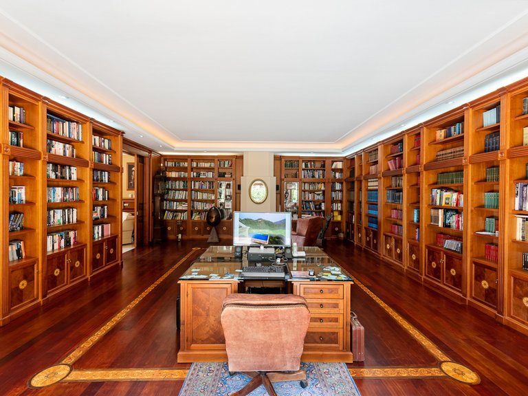 IMPRESSIVE MANSION FOR SALE IN LA ZAGALETA 7