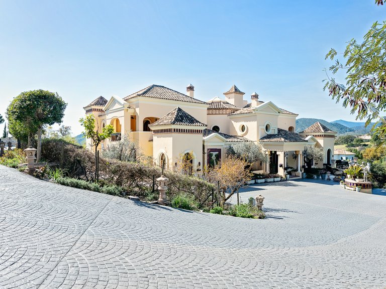 IMPRESSIVE MANSION FOR SALE IN LA ZAGALETA 1