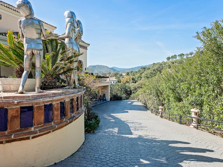 IMPRESSIVE MANSION FOR SALE IN LA ZAGALETA 2