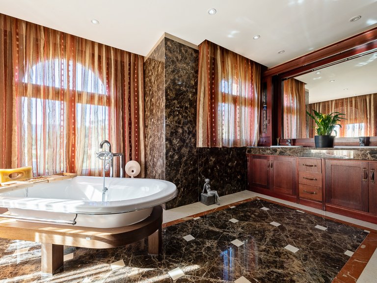 IMPRESSIVE MANSION FOR SALE IN LA ZAGALETA 15