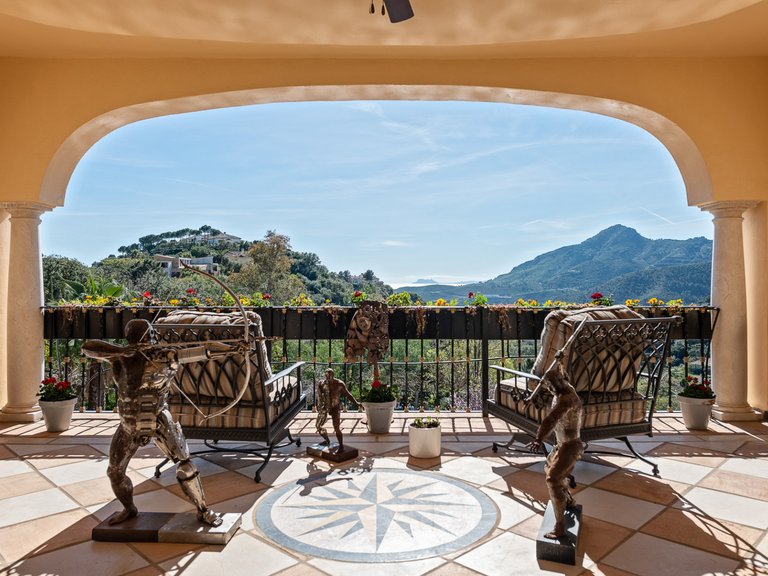 IMPRESSIVE MANSION FOR SALE IN LA ZAGALETA 12
