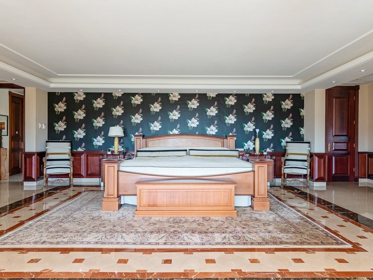 IMPRESSIVE MANSION FOR SALE IN LA ZAGALETA 13
