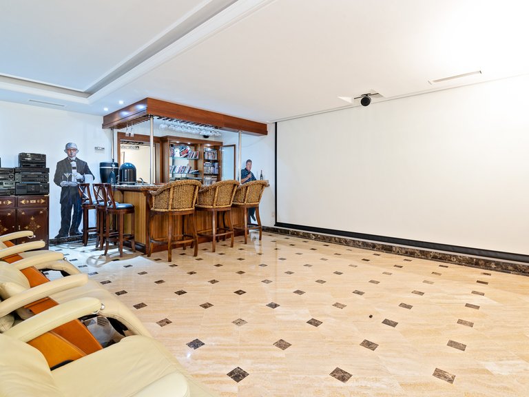 IMPRESSIVE MANSION FOR SALE IN LA ZAGALETA 23