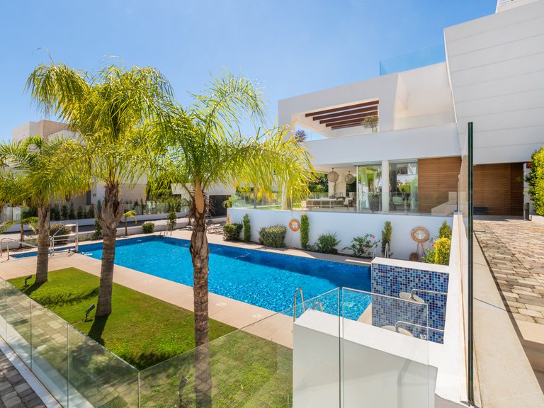 PRAKTISCHE VILLA MIT PLUNGE-POOL ZUM VERKAUF IN SAN PEDRO DE ALCÁNTARA 10