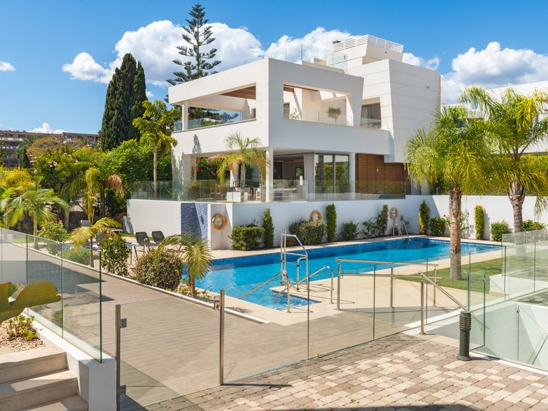 PRAKTISCHE VILLA MIT PLUNGE-POOL ZUM VERKAUF IN SAN PEDRO DE ALCÁNTARA 4