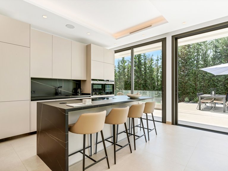 NEWLY BUILT VILLA FOR SALE IN NUEVA ANDALUCIA 10