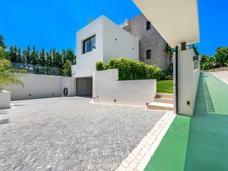 NEWLY BUILT VILLA FOR SALE IN NUEVA ANDALUCIA 9