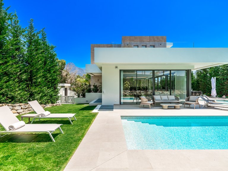 NEWLY BUILT VILLA FOR SALE IN NUEVA ANDALUCIA 1