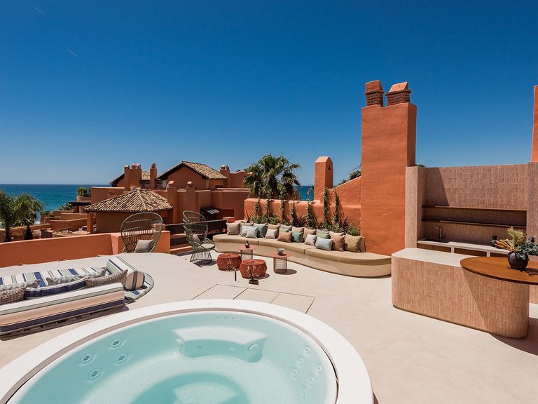 MODERNE DUPLEX PENTHOUSE EN FRONT DE MER À VENDRE À MARBELLA EST 2